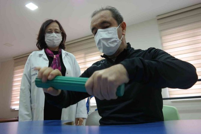 Yatağa Bağlıydı, Doğru Tedavi İle Yürümeye Başladı