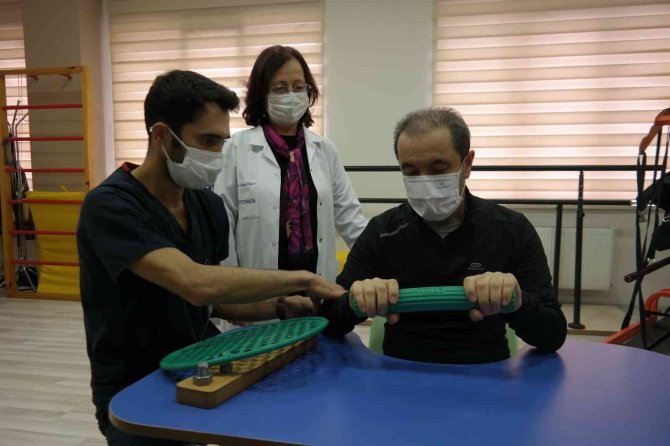 Yatağa Bağlıydı, Doğru Tedavi İle Yürümeye Başladı