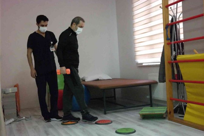 Yatağa Bağlıydı, Doğru Tedavi İle Yürümeye Başladı