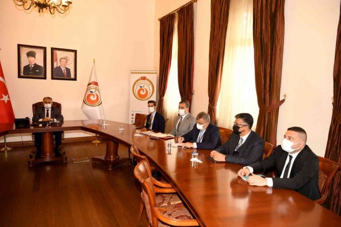 Antalya Valisi Yazıcı’dan ‘Aşı’ Çağrısı: “Yeni Varyantlar Aramızda Dolaşıyor”