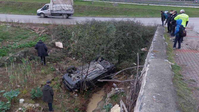 Yoldan Çıkan Araç Kanala Yuvarlandı: 1 Yaralı