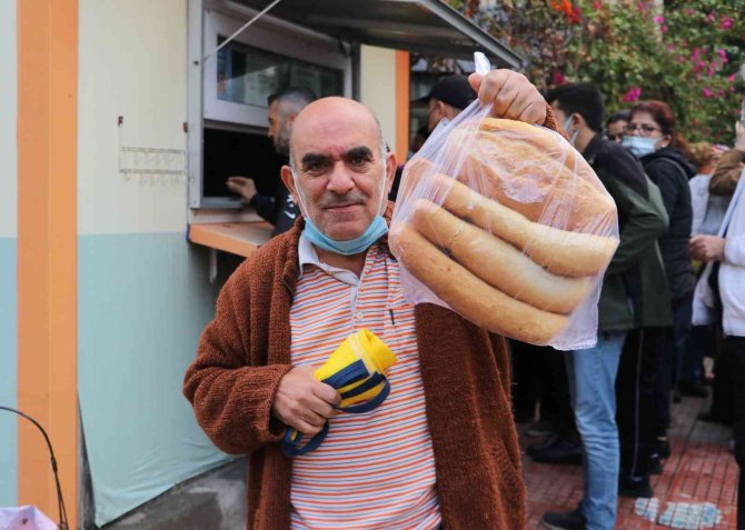 Adana’da 1 Liralık Ekmek Kuyruğu