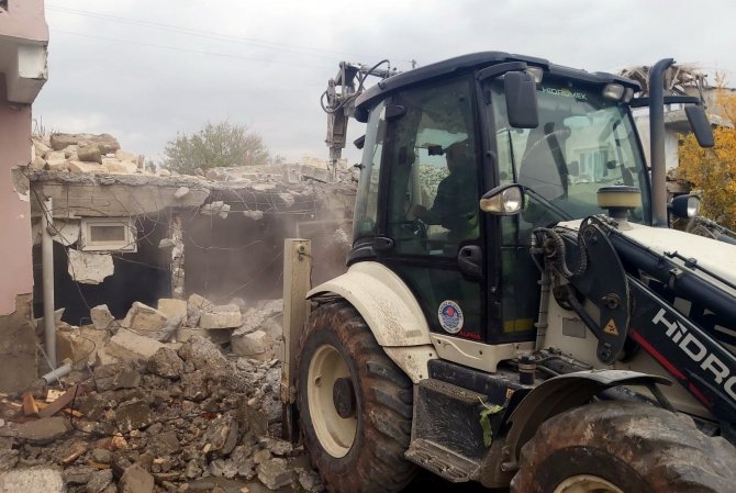 Akdeniz Belediyesi Metruk Binaların Yıkımına Devam Ediyor
