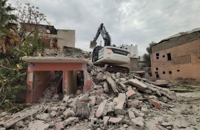 Akdeniz Belediyesi Metruk Binaların Yıkımına Devam Ediyor