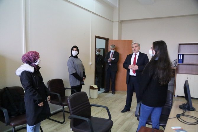 Rektör Şahin: “Tüm İmkanlarımızla Öğrencilerin Emrine Amadeyiz”