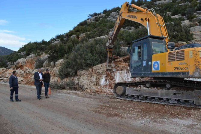 Korkuteli’nde Yol Yapım Çalışması