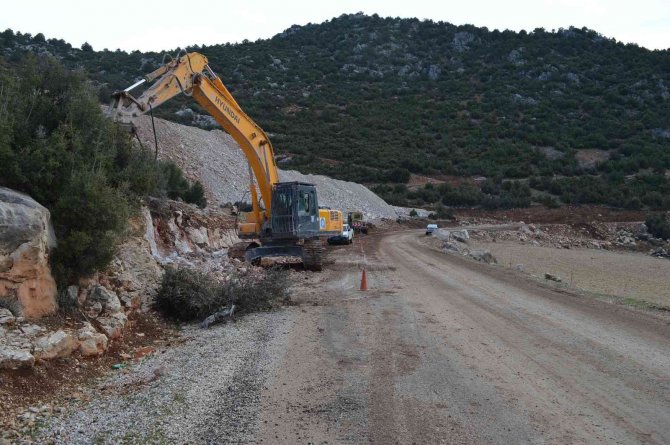 Korkuteli’nde Yol Yapım Çalışması