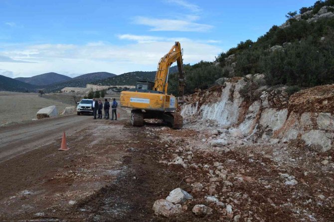Korkuteli’nde Yol Yapım Çalışması