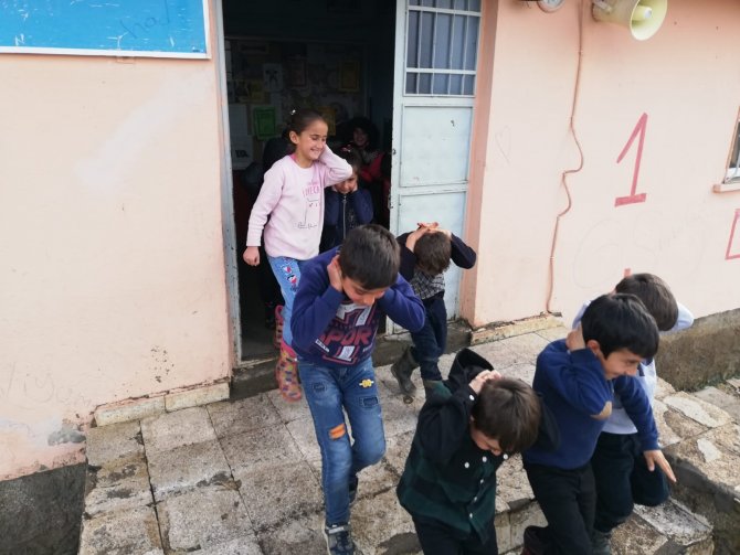 Solhan’daki Köy Okullarında Deprem Tatbikatları Devam Ediyor