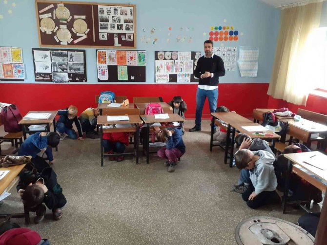 Solhan’daki Köy Okullarında Deprem Tatbikatları Devam Ediyor
