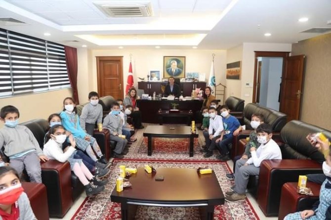 Çocuklardan Kendi Ürettikleri Zeytinyağını Hediye Etti