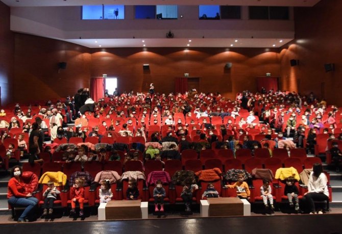 Çocuklara ‘Arı Maya’ Tiyatro Oyunuyla Kahkaha Dolu Bir Gün Geçirdi
