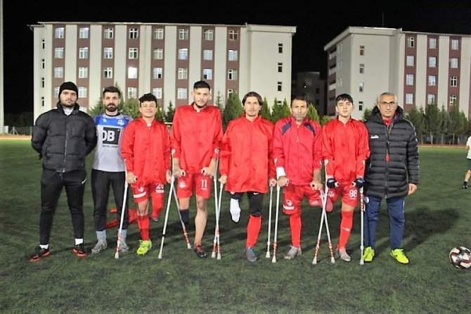Yedek Oyuncusu Dahi Olmaya Takım Geçtiğimiz Yılın Formalarıyla Sahaya Çıkıyor