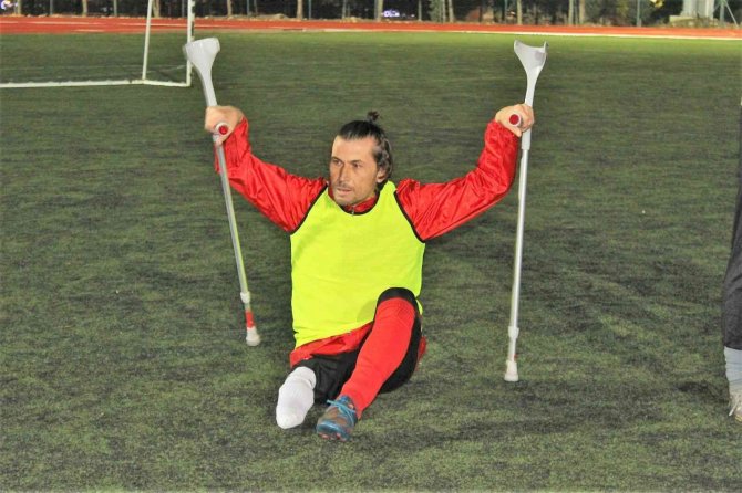 Yedek Oyuncusu Dahi Olmaya Takım Geçtiğimiz Yılın Formalarıyla Sahaya Çıkıyor