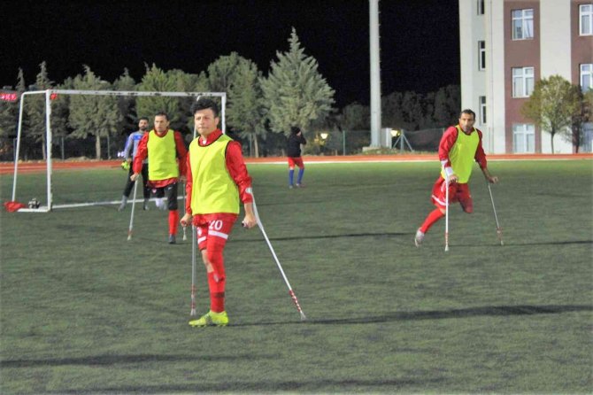 Yedek Oyuncusu Dahi Olmaya Takım Geçtiğimiz Yılın Formalarıyla Sahaya Çıkıyor