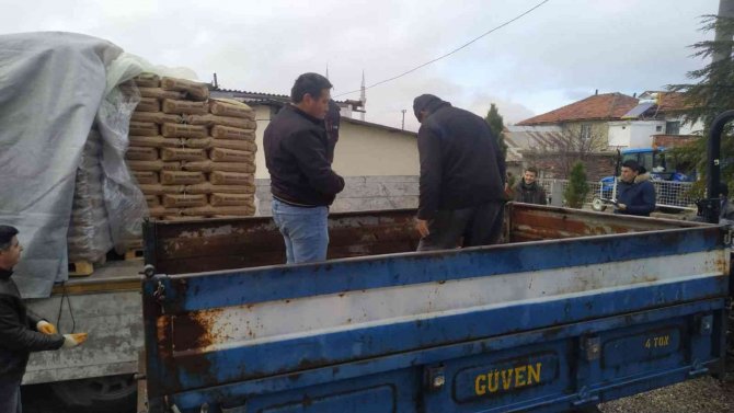 Dumlupınar’da Çiftçilere Buğday Tohumu Desteği