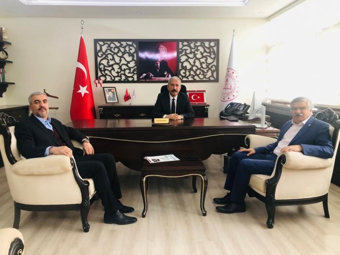 Eğitim Bir-sen, Elazığ’a Yapılması İstenen Öğretmenevi İçin Toplanan İmzaları Meb’e Sundu