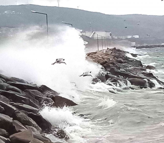 Bandırma’da Fırtına Deniz Ulaşımını Olumsuz Etkiliyor