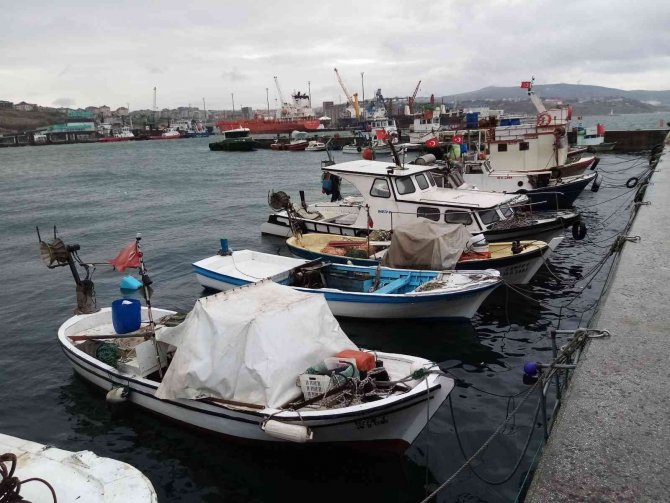 Bandırma’da Fırtına Deniz Ulaşımını Olumsuz Etkiliyor