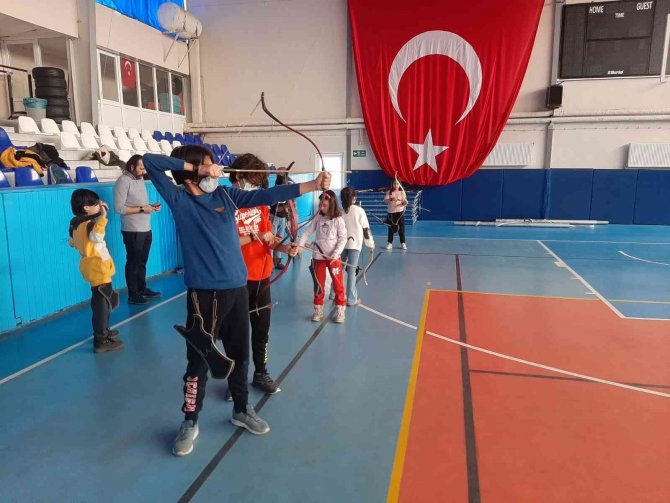 Gediz’de Geleceğin Okçuları Yetişiyor