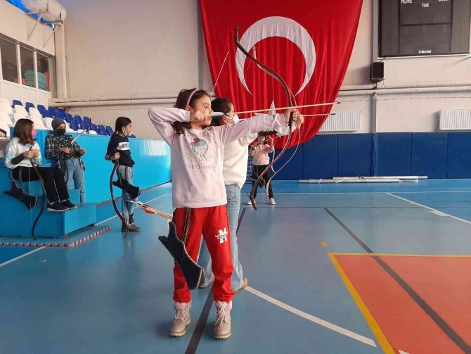Gediz’de Geleceğin Okçuları Yetişiyor