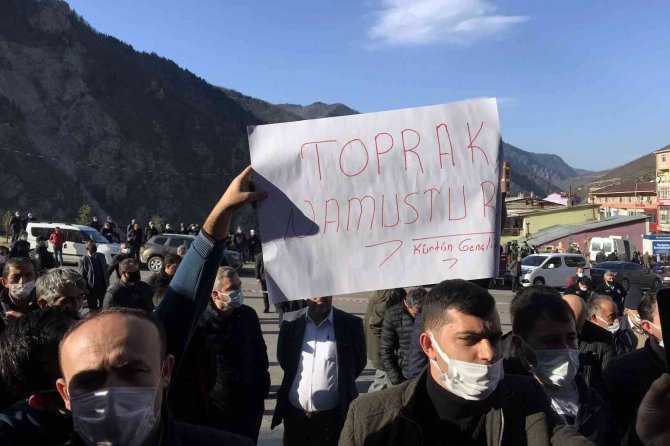 Gümüşhaneliler Köylerine Ait Arazilerin Trabzon’a Bağlanmasına Tepki Gösterdiler