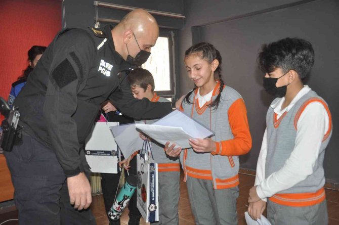 Yüksekovalı Öğrencilerden ‘Türk Polisi’ Etkinliği