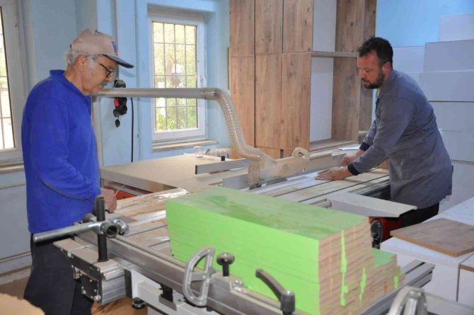 Milas Mesleki Eğitim Merkezi’nde, 50 Kütüphaneye Kitaplık Üretildi