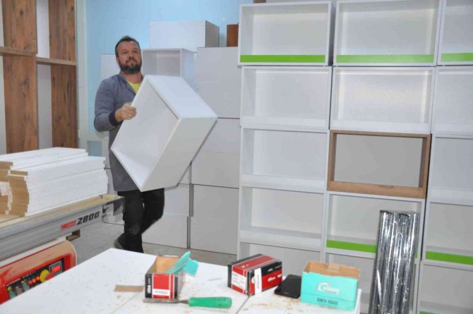 Milas Mesleki Eğitim Merkezi’nde, 50 Kütüphaneye Kitaplık Üretildi