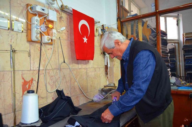 Yarım Asırdır İnsanları Giydiriyor