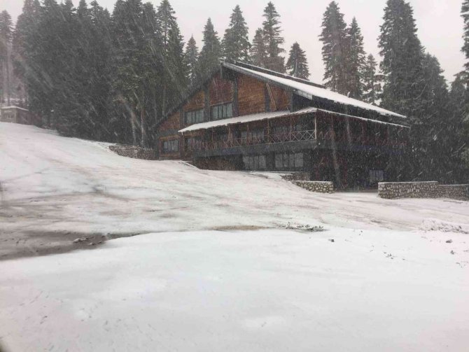 Ilgaz Dağı’nda Kayak Pistleri Beyaza Büründü