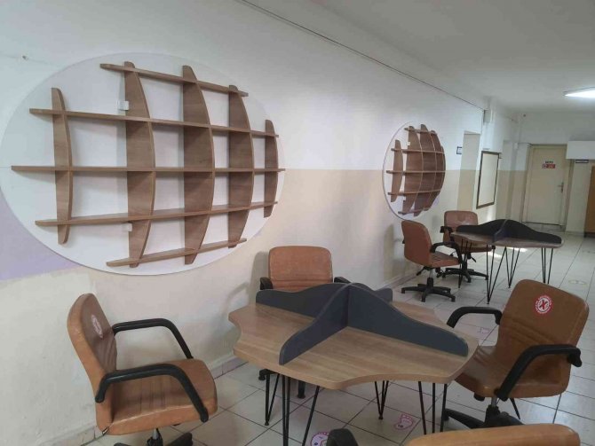 Meslek Lisesi Öğrencileri Üretti, Kütüphanesiz Okul Kalmadı