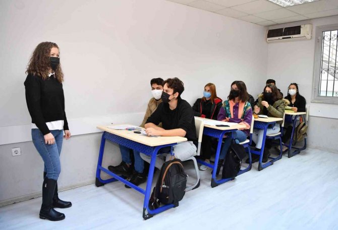 Konyaaltı’nda 300 Öğrenciye Eğitim Desteği