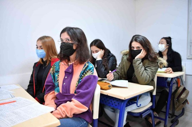 Konyaaltı’nda 300 Öğrenciye Eğitim Desteği