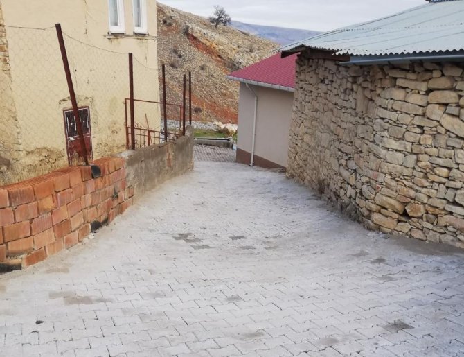 Arapgir’de Kilit Taş Çalışmaları Sürüyor