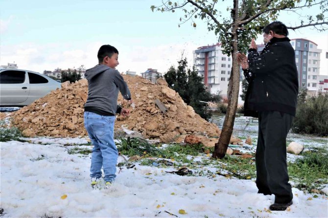 Antalyalılar Kar Yerine Doludan Kar Topu Yaptı