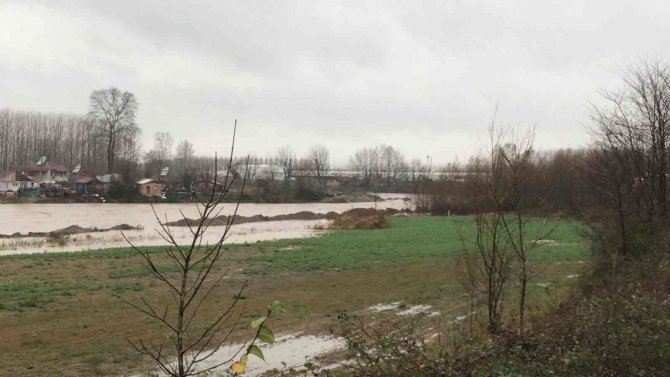 Şiddetli Yağış Dereleri Taşma Noktasına Getirdi, Araziler Sular Altında Kaldı