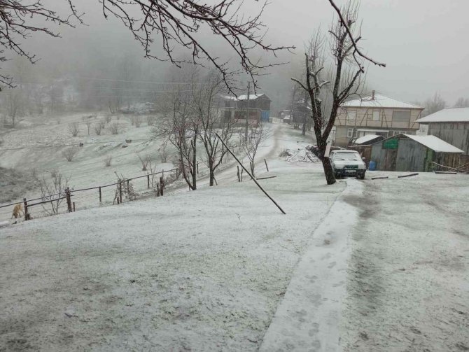 Sakarya’nın Yüksek Kesimlerinde Kar Yağışı Etkili Oluyor