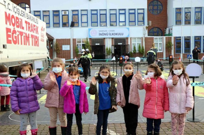 Çocuklar, ’Mobil Trafik Eğitim Tırı’nda Kuralları Öğrendi