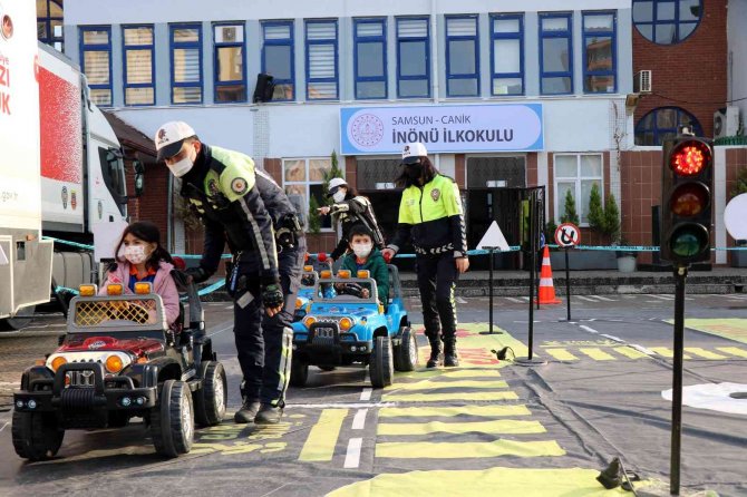 Çocuklar, ’Mobil Trafik Eğitim Tırı’nda Kuralları Öğrendi