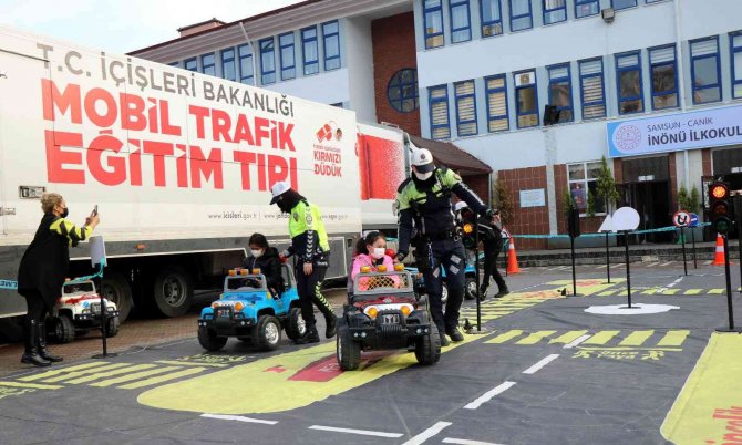 Çocuklar, ’Mobil Trafik Eğitim Tırı’nda Kuralları Öğrendi