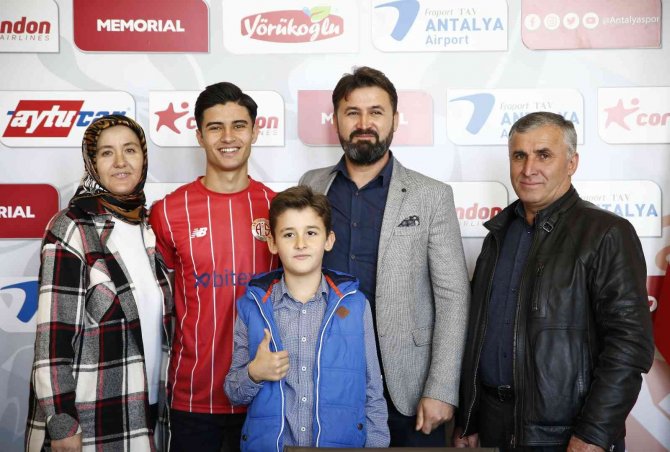 Ft Antalyaspor’dan Altyapıdan Yetişen 3 Gence İmza