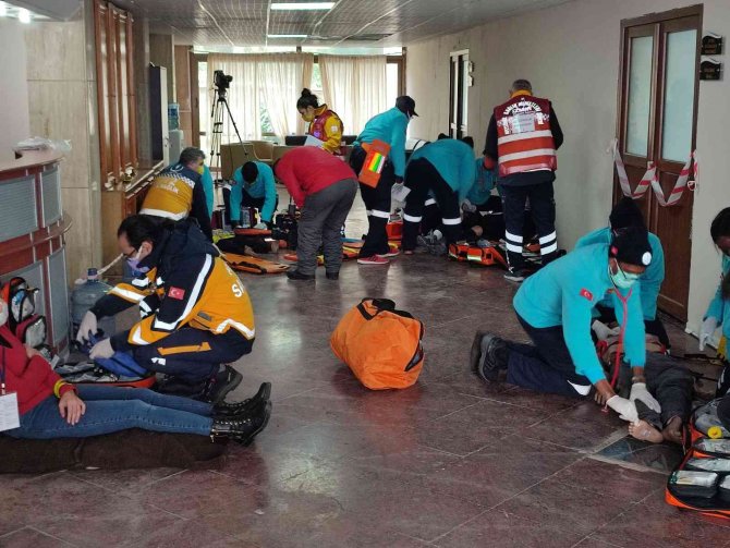 İ̇zmir’de 9 Ülkeden Sağlık Personellerinin Katıldığı Tatbikat Gerçeği Aratmadı