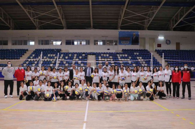 Hakkari’de Fabrika Voleybol Okulu Açıldı
