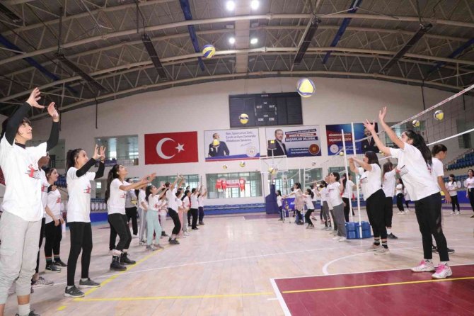 Hakkari’de Fabrika Voleybol Okulu Açıldı