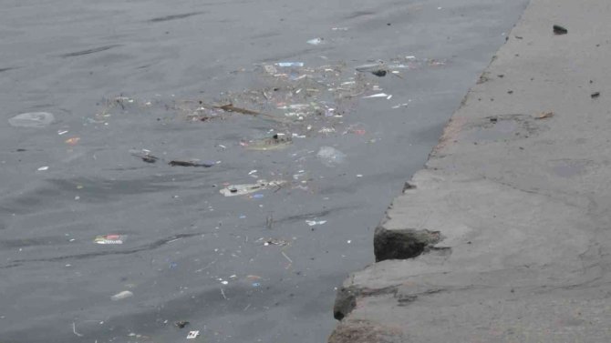 Üsküdar Sahili’nde Kıyıya Çöpler Vurdu