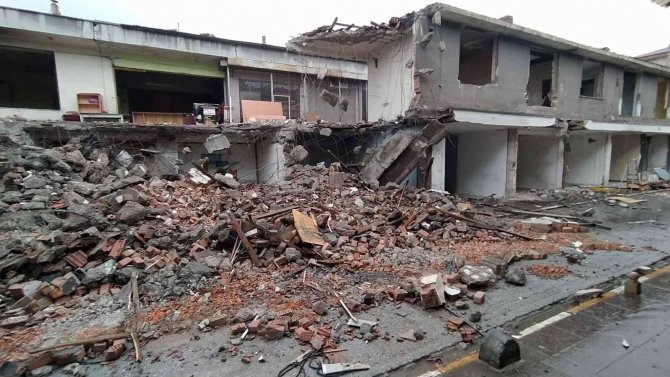 Boşaltılan İş Yerlerinin Yıkımı Başladı