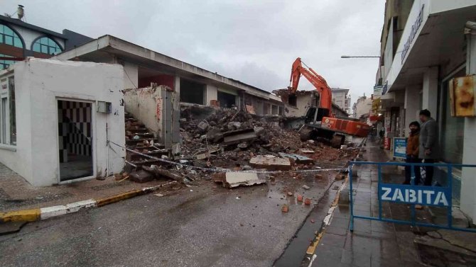 Boşaltılan İş Yerlerinin Yıkımı Başladı
