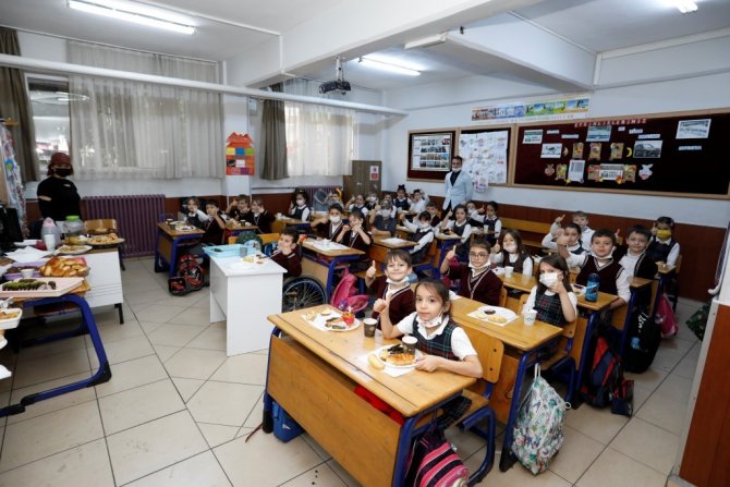 Yerli Malı Haftasında Öğrencilere İ̇negöl’ün Yerli Ürünleri İkram Edildi