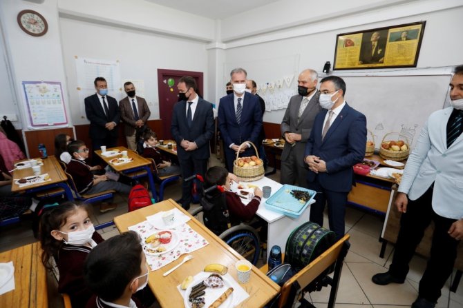 Yerli Malı Haftasında Öğrencilere İ̇negöl’ün Yerli Ürünleri İkram Edildi